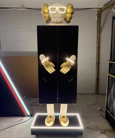 עמדת משקפיים KAWS